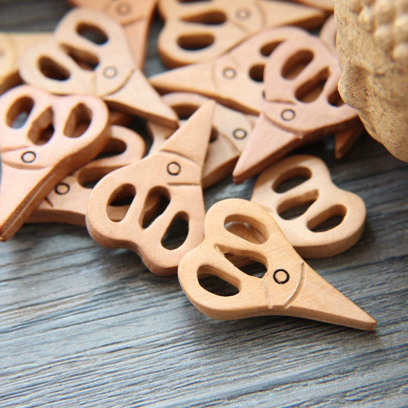 Изрезанные изящные scissors, аксессуары, деревянные бусины