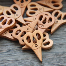 桃木雕刻小剪刀 精致雕刻工艺 配件配珠木质工艺品 厂家批发