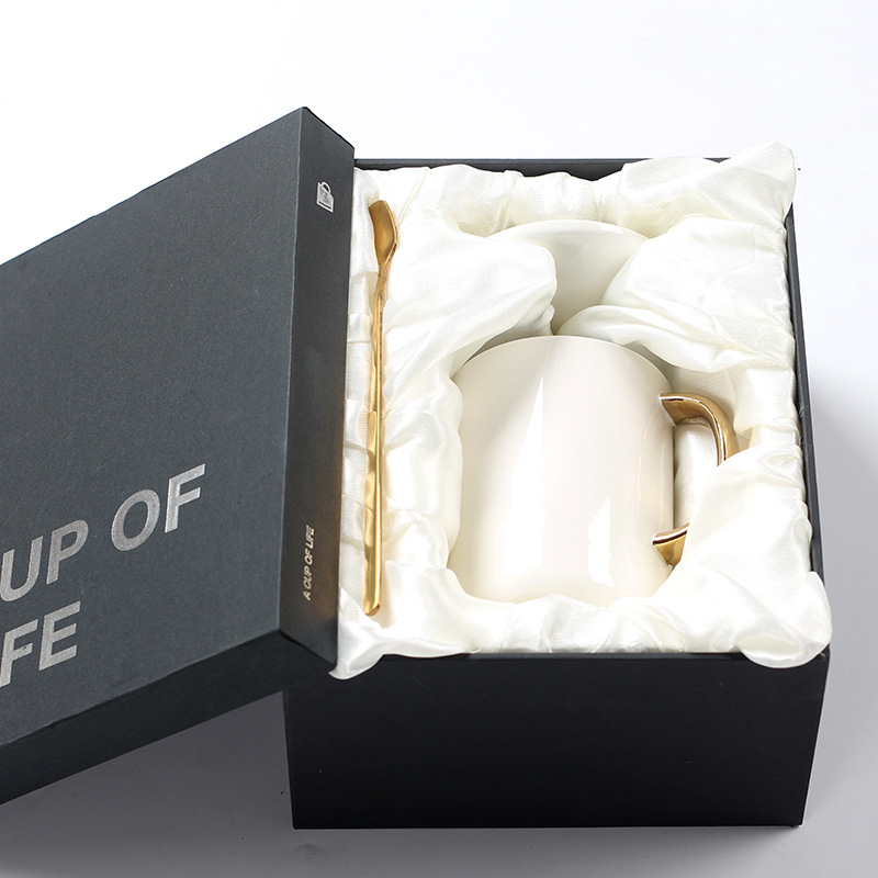 Tazas de cerámica doradas originales tazas de oro creativas tazas de agua tazas de café cubiertas cucharas regalos al por mayor