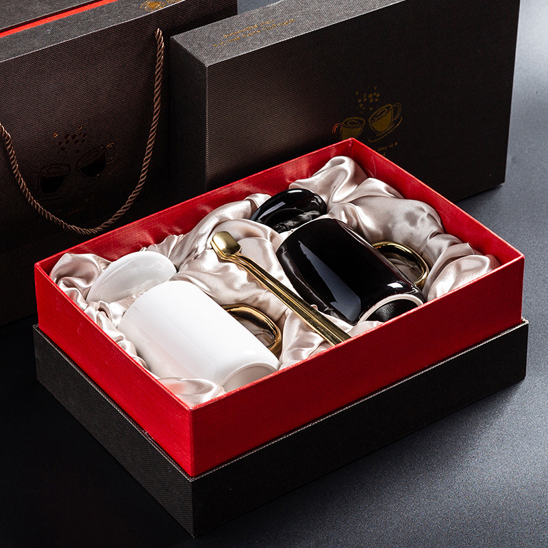 Tazas de cerámica doradas originales tazas de oro creativas tazas de agua tazas de café cubiertas cucharas regalos al por mayor