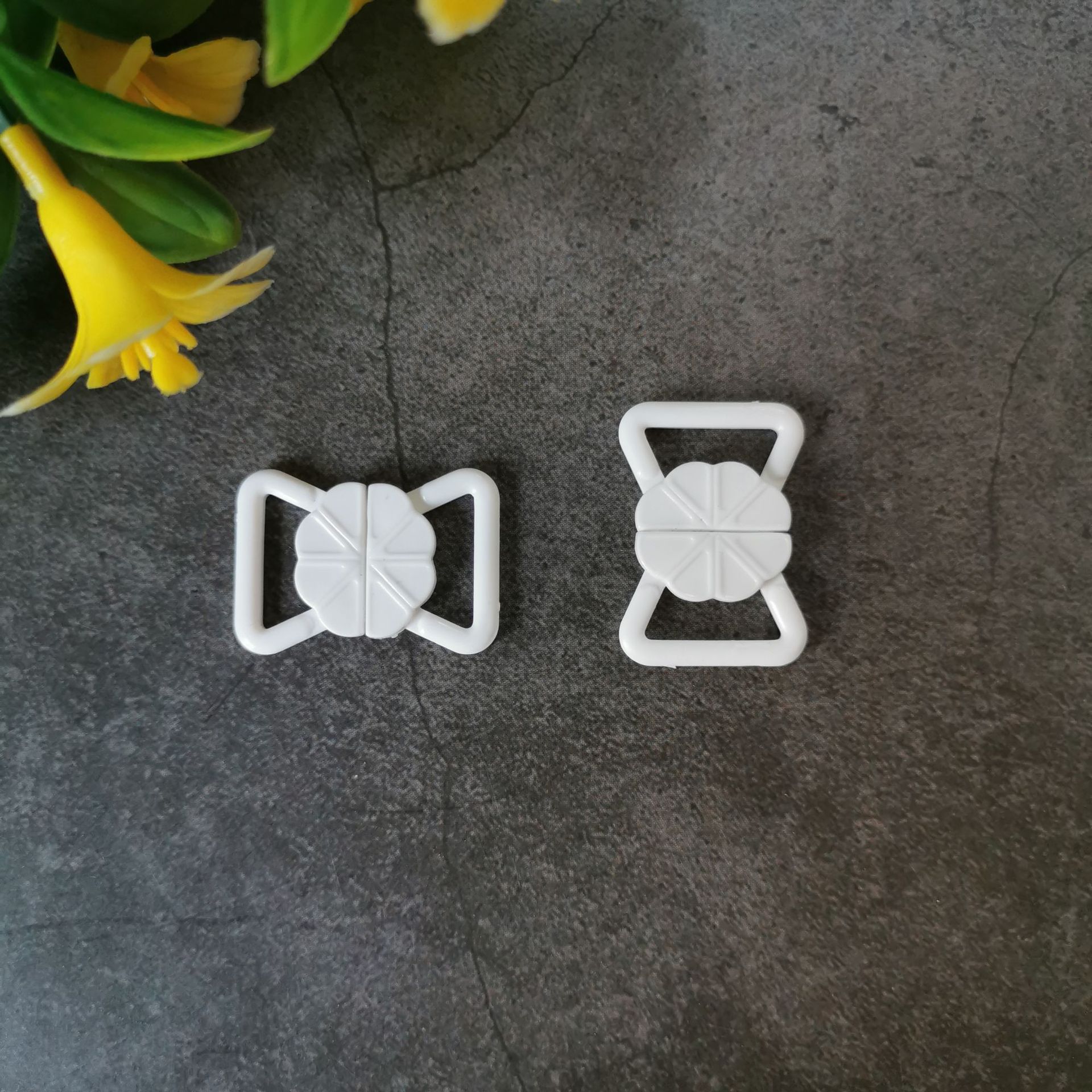 批发个性化多式样多尺寸花形按压扣插扣塑料染色对扣文胸前扣15mm