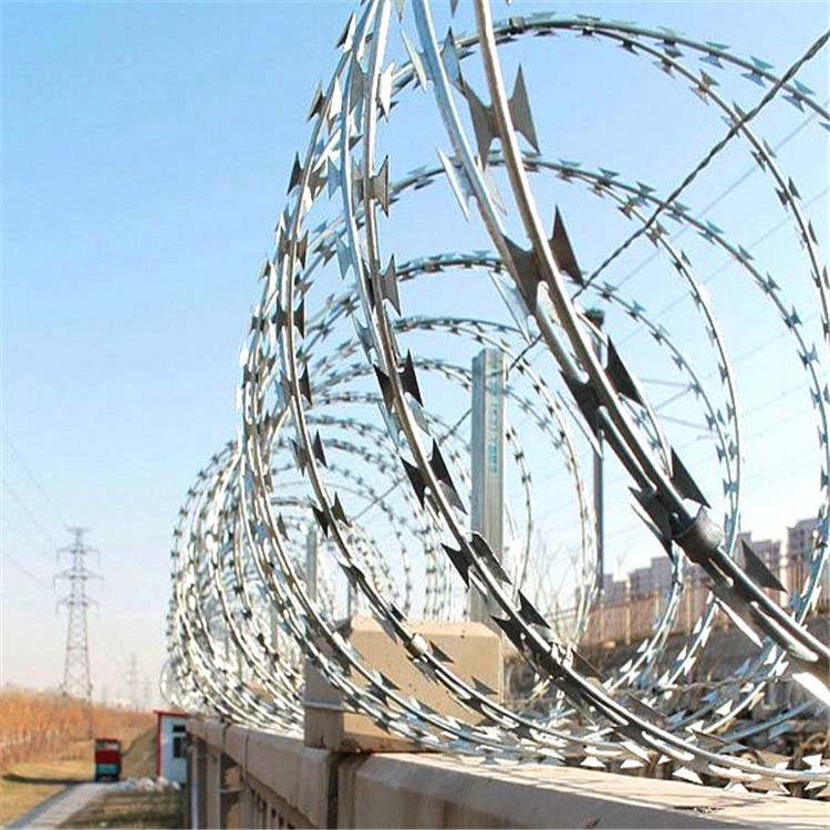 现货铁路高铁隔离加高刺丝滚笼用刀片刺绳矩形支架刺丝滚笼