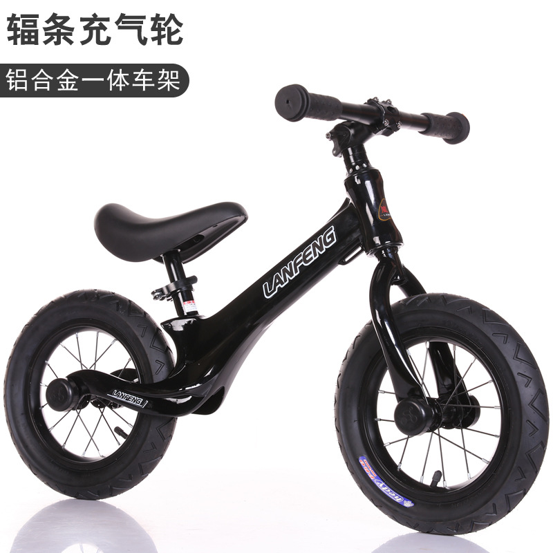 Fábrica al por mayor de los niños equilibrio coche inercia scooter de dos ruedas Walker bicicleta sin pedal