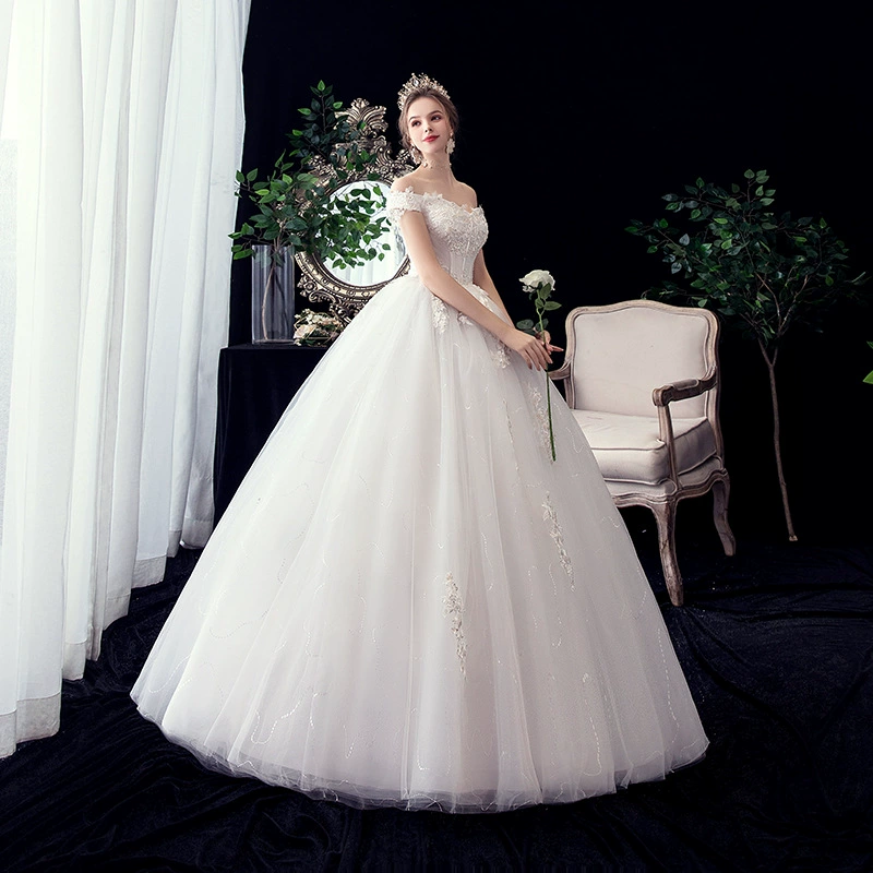 Свадебное платье невесты, прямой силуэт ball gown, бюстье с открытыми плечами, тюль в кружевной аппликацией, айвори/белый