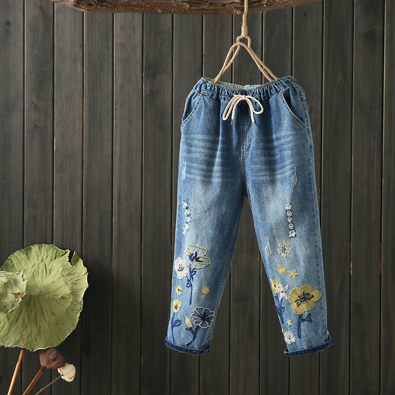 Women's Korean-Style Embroidered Ripped Denim Capri Pants with Elastic Waist, Plus Size Casual Pants, 2023 Spring and Autumn New Style