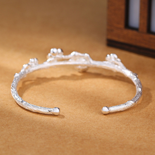 Creative silver-plated plum blossom opening cherry blossom bracelet for women retro two-color flower bracelet handmade silver jewelry personalized jewelry wholesale