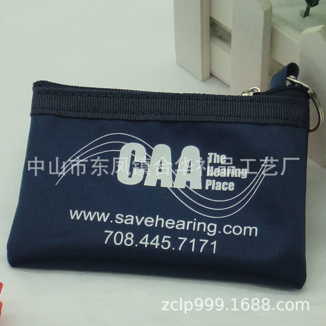 Легкий кошелек на молнии с композитной тканью в руке