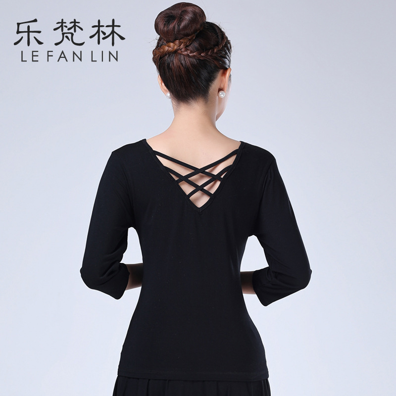 상의 뒤에 검은 십자가 (일곱 소매)