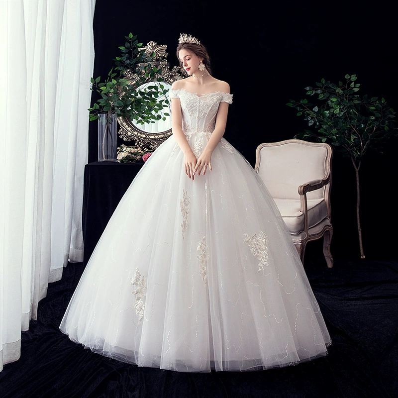 Свадебное платье невесты, прямой силуэт ball gown, бюстье с открытыми плечами, тюль в кружевной аппликацией, айвори/белый