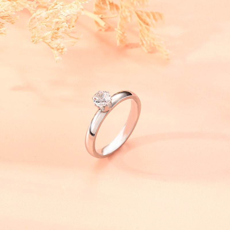 アクセサリークロスボーダーステンレスリングシンプルな個性的な4mmピアスの爪にダイヤモンドを入れたカップルチタン鋼の指輪の女性アクセサリー