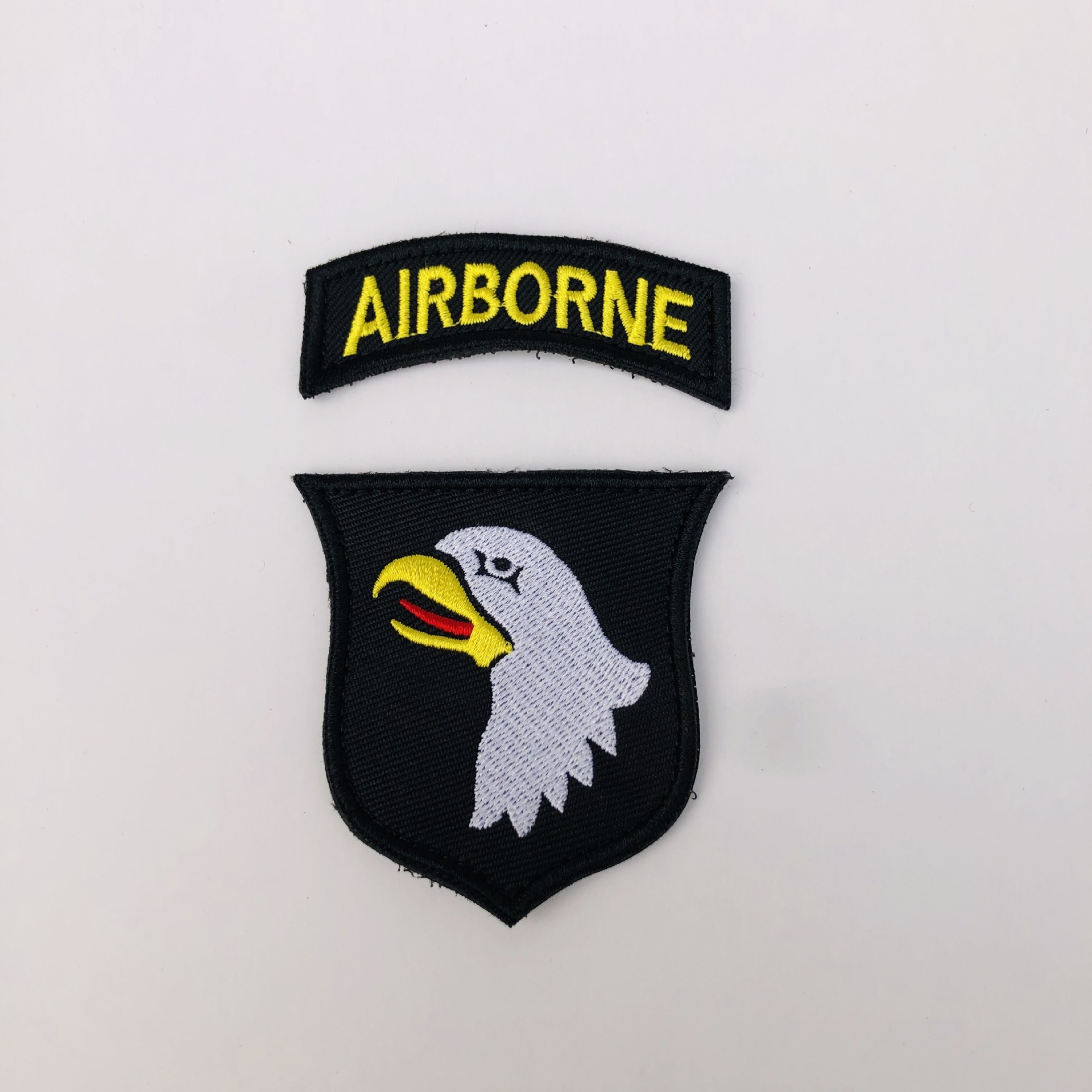 Bordado de seda blanca CAPÍTULO 6,8x9,5 cm(101 División Aerotransportada)