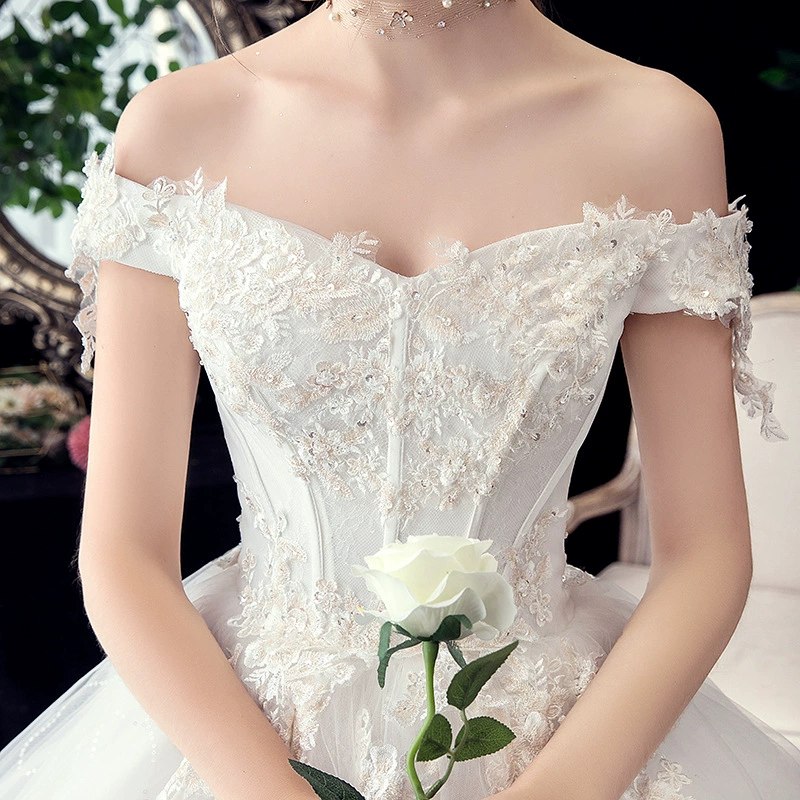 Свадебное платье невесты, прямой силуэт ball gown, бюстье с открытыми плечами, тюль в кружевной аппликацией, айвори/белый