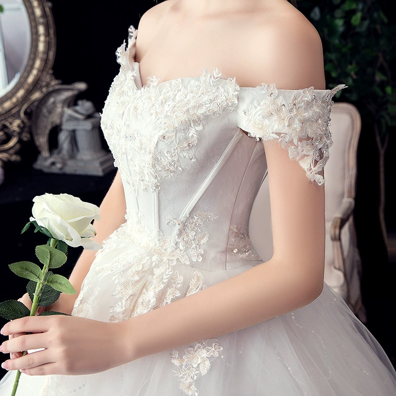 Свадебное платье невесты, прямой силуэт ball gown, бюстье с открытыми плечами, тюль в кружевной аппликацией, айвори/белый