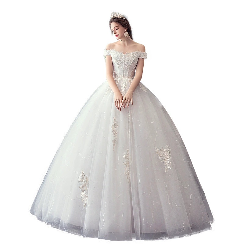 Свадебное платье невесты, прямой силуэт ball gown, бюстье с открытыми плечами, тюль в кружевной аппликацией, айвори/белый