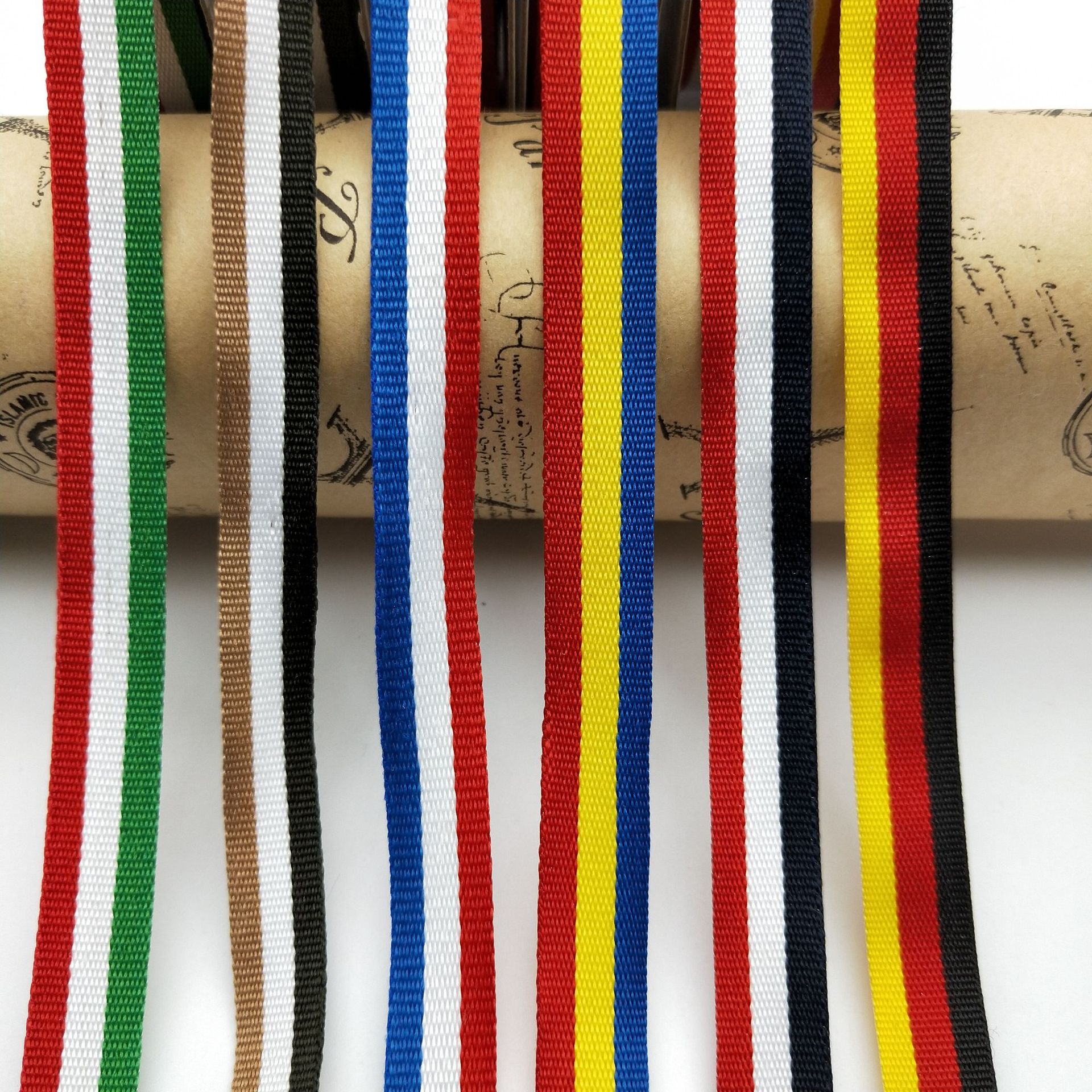 Un gran número de en stock de color rojo, blanco y azul a rayas banda de medalla cinta de color mezclado ropa zapatos y sombreros accesorios de bricolaje cinta de tres colores