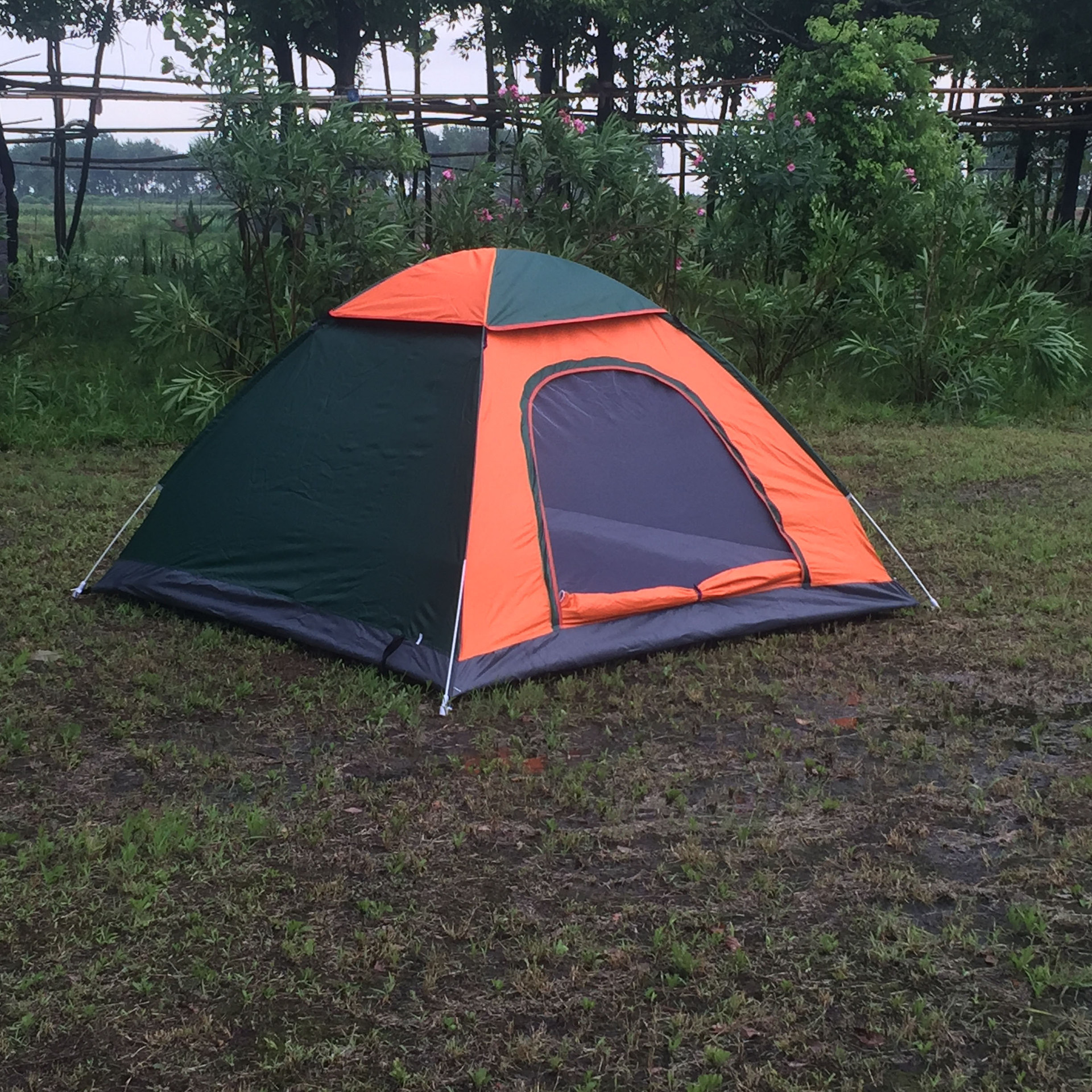 Lanzamiento de la tienda de apertura rápida del ejército cálido entrenamiento montañismo senderismo camping entrenamiento trabajo simple superficie edificio viajes doble tienda