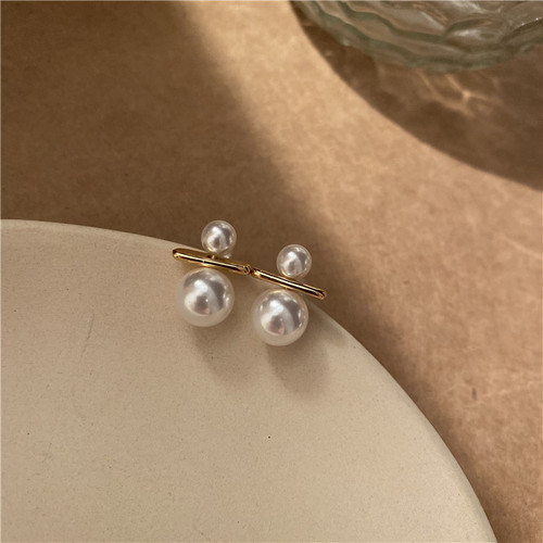 Simple temperament, versatile size pearl earrings, Korean retro French gentle earrings, women's cold style earrings