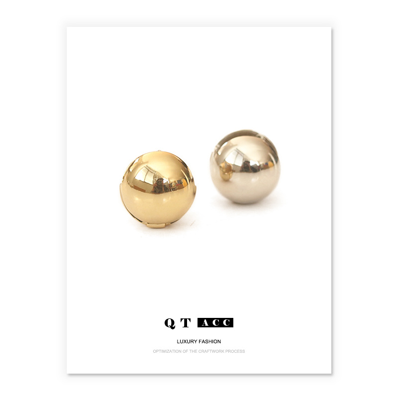 18K oro liso espejo hueco tridimensional bola oreja hebilla europeo y americano diseño frío estilo personalidad pendientes del todo fósforo