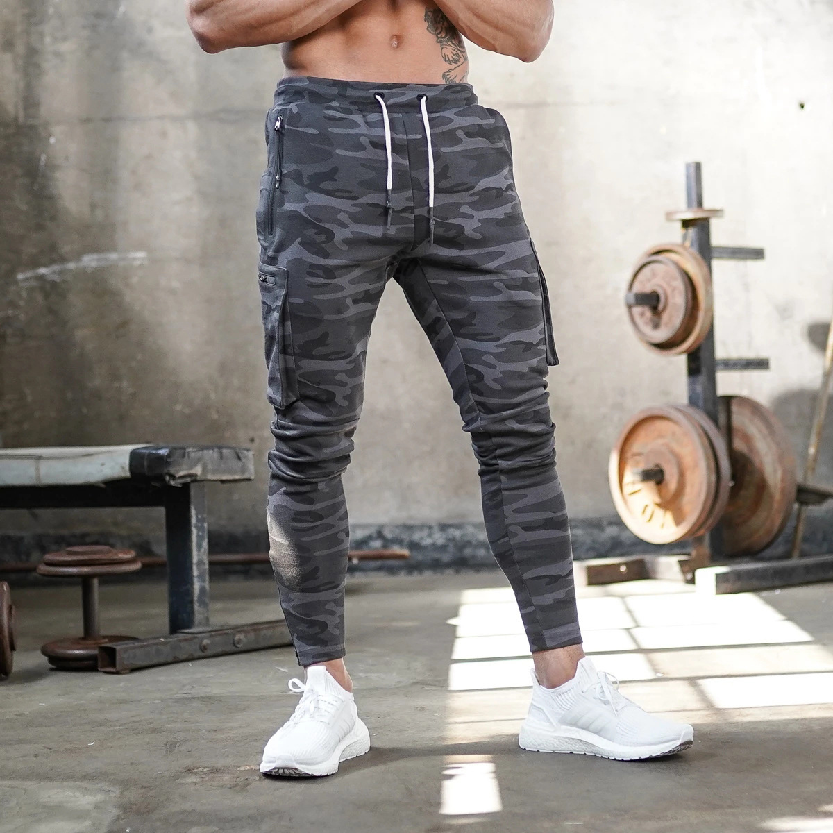 Neue Sport- und Fitness-Arbeitshosen, Camouflage-Fitnesshosen für Herren, Slim Fit-Hosen für das Lauftraining für Herren_voghion.com