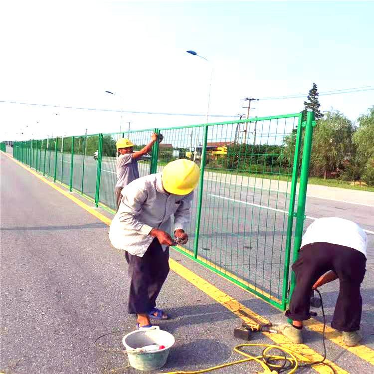 电焊护栏网框架围栏道路隔离栅铁路公路护栏网直框围栏网厂家批发