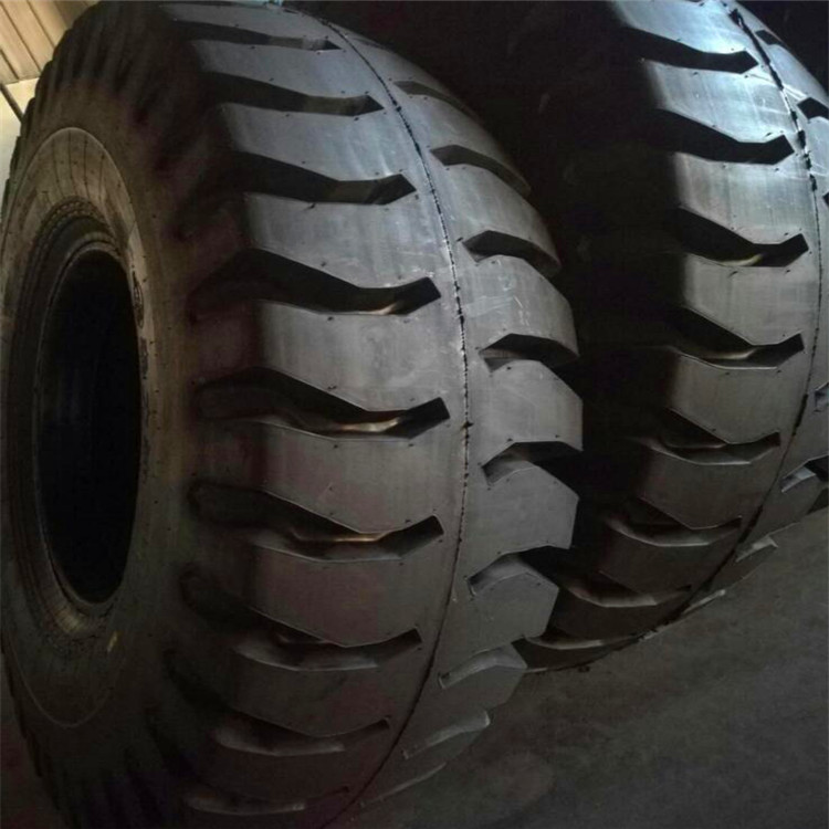 1200-24大羊角花纹工程轮胎 大量批发 耐磨 卡车吊车矿用轮胎
