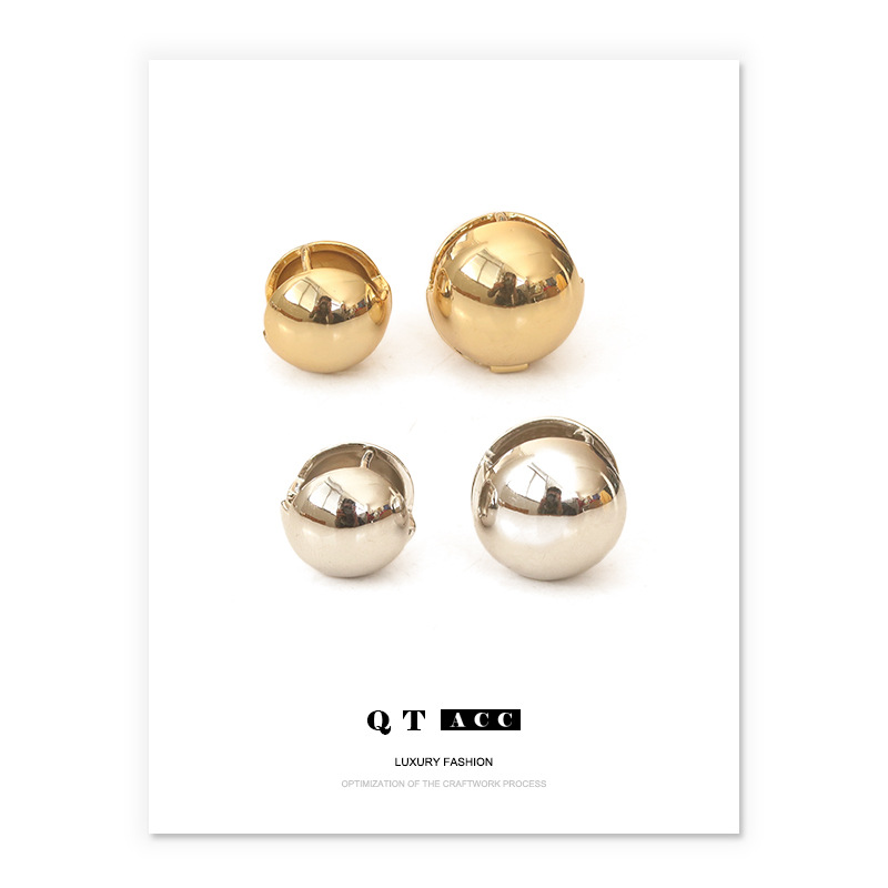 18K oro liso espejo hueco tridimensional bola oreja hebilla europeo y americano diseño frío estilo personalidad pendientes del todo fósforo