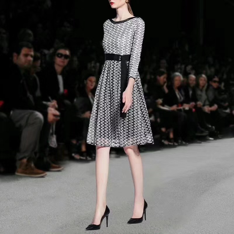 特价爆款针织面料涤纶色织网布经编女装童装布料欢迎议价