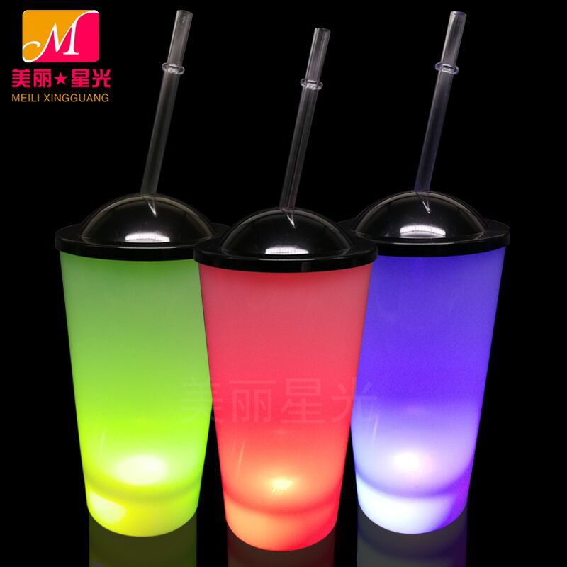 Venta al por mayor nueva taza luminosa led de grado alimenticio de plástico con tapa de paja taza de paja luminosa de una sola capa con logotipo impreso