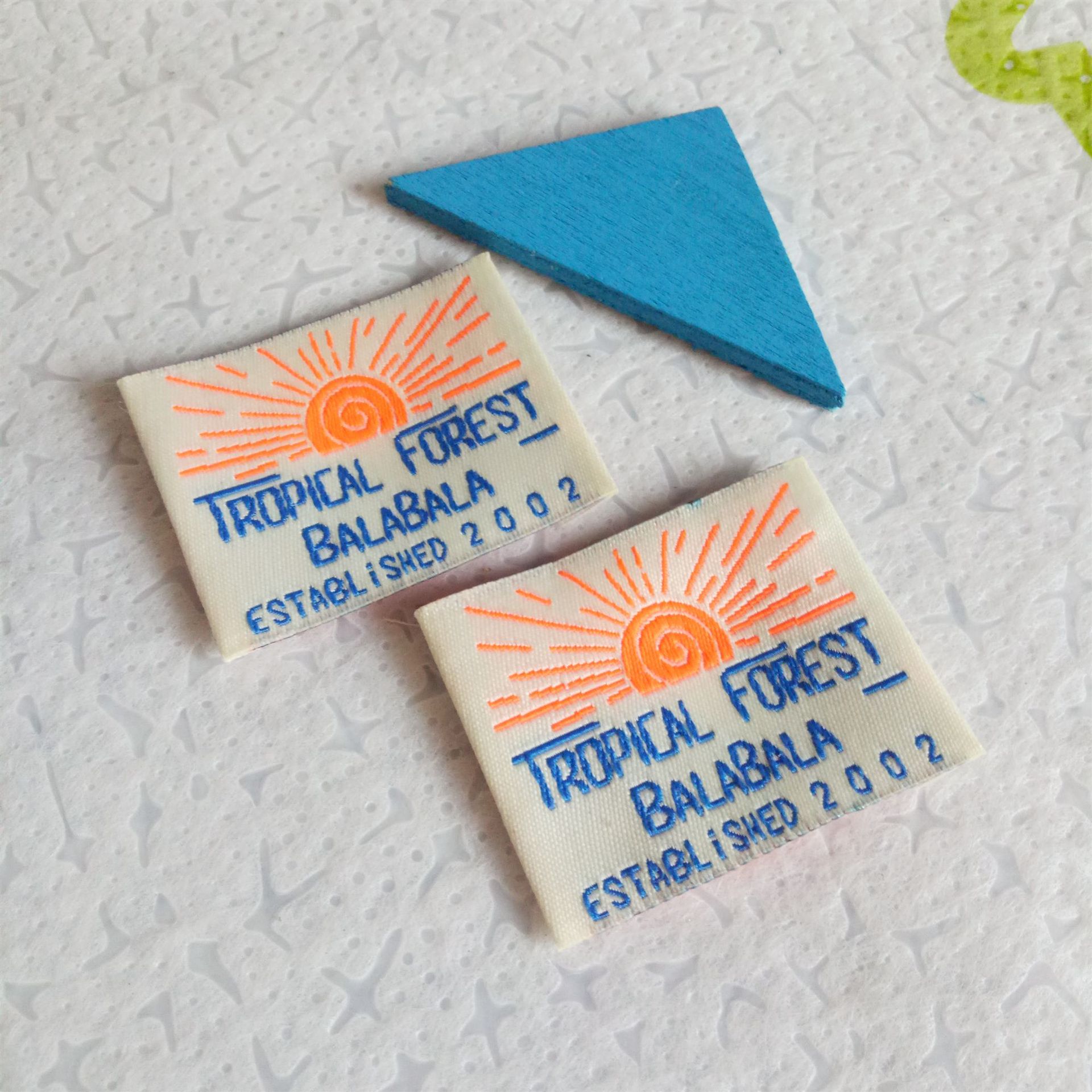 勾边织唛涤纶服装辅料柔软领标男女童装适用多色可印LOGO标识2025