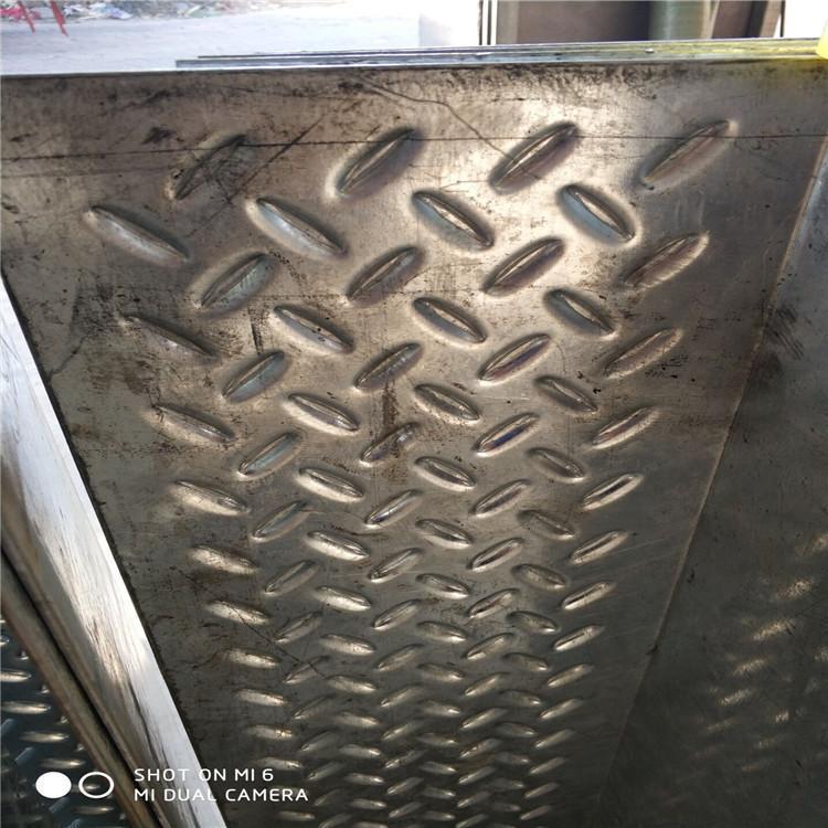 304不锈钢鳄鱼嘴孔防滑板金属防滑板可折弯成型不锈钢冲孔板