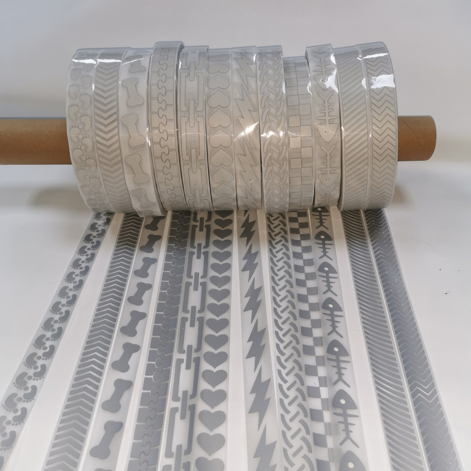 供应亮银热贴膜刻条斜纹反光热贴各种反光花型可定 制材料齐全