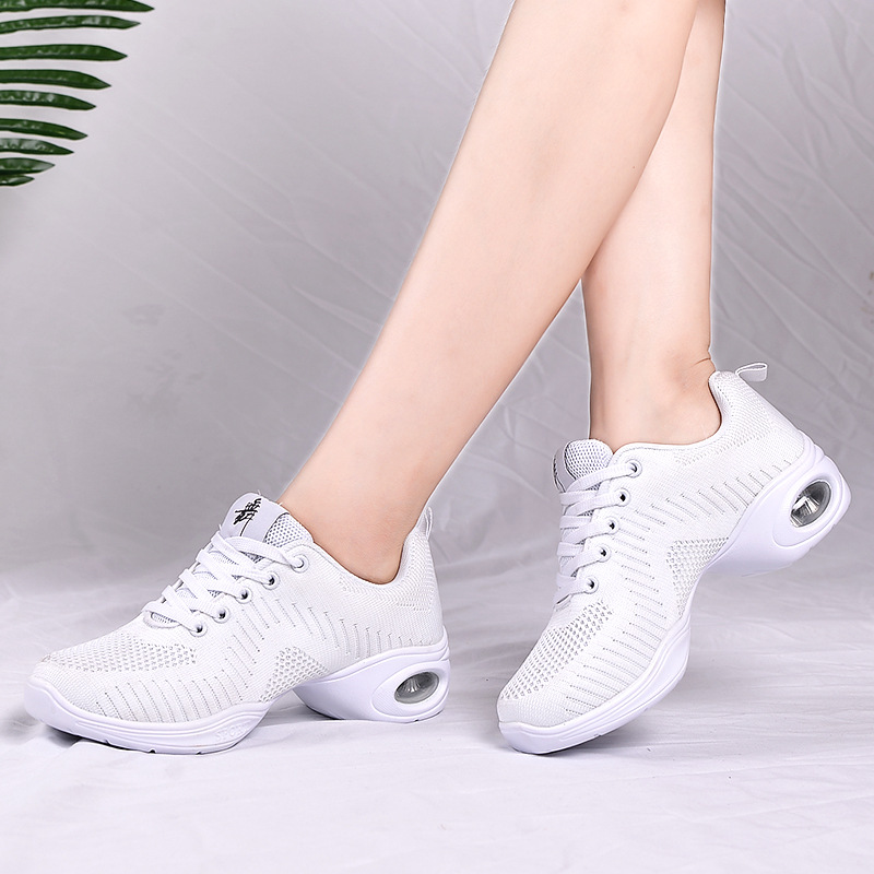 Nuevos zapatos de baile de verano transpirable volando malla tejida superficie zapatos de baile moderno zapatos de baile cuadrado adulto zapatos de baile de las mujeres de fondo suave