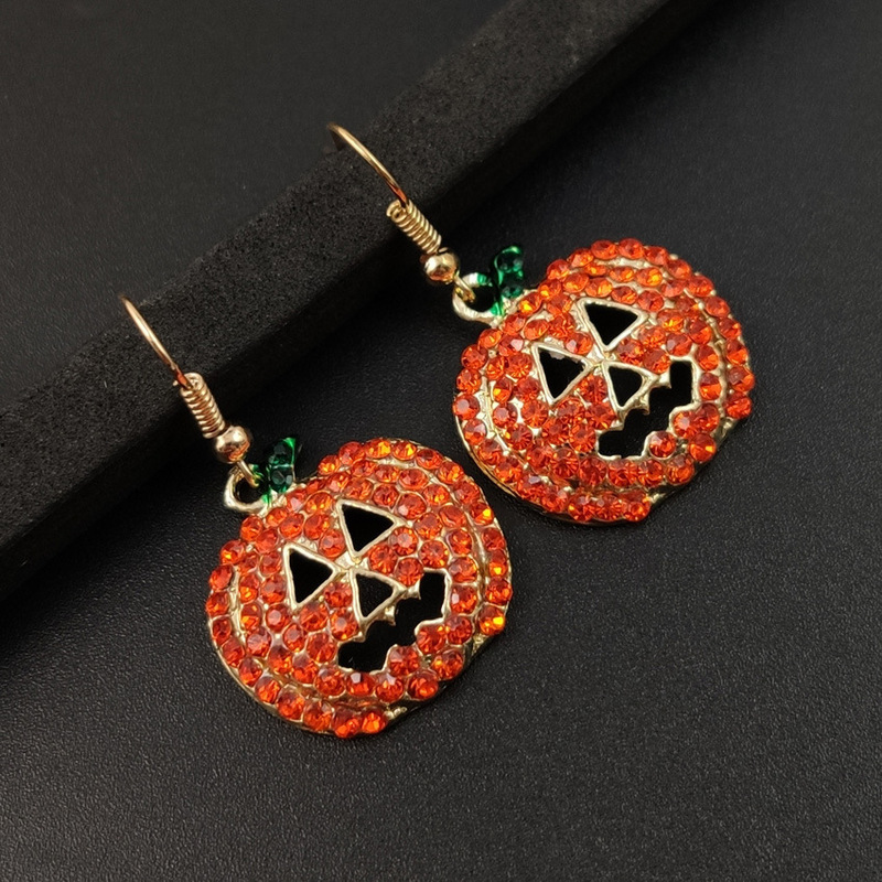 アマゾンはハロウィーンのカボチャのイヤリングを販売しています。|undefined