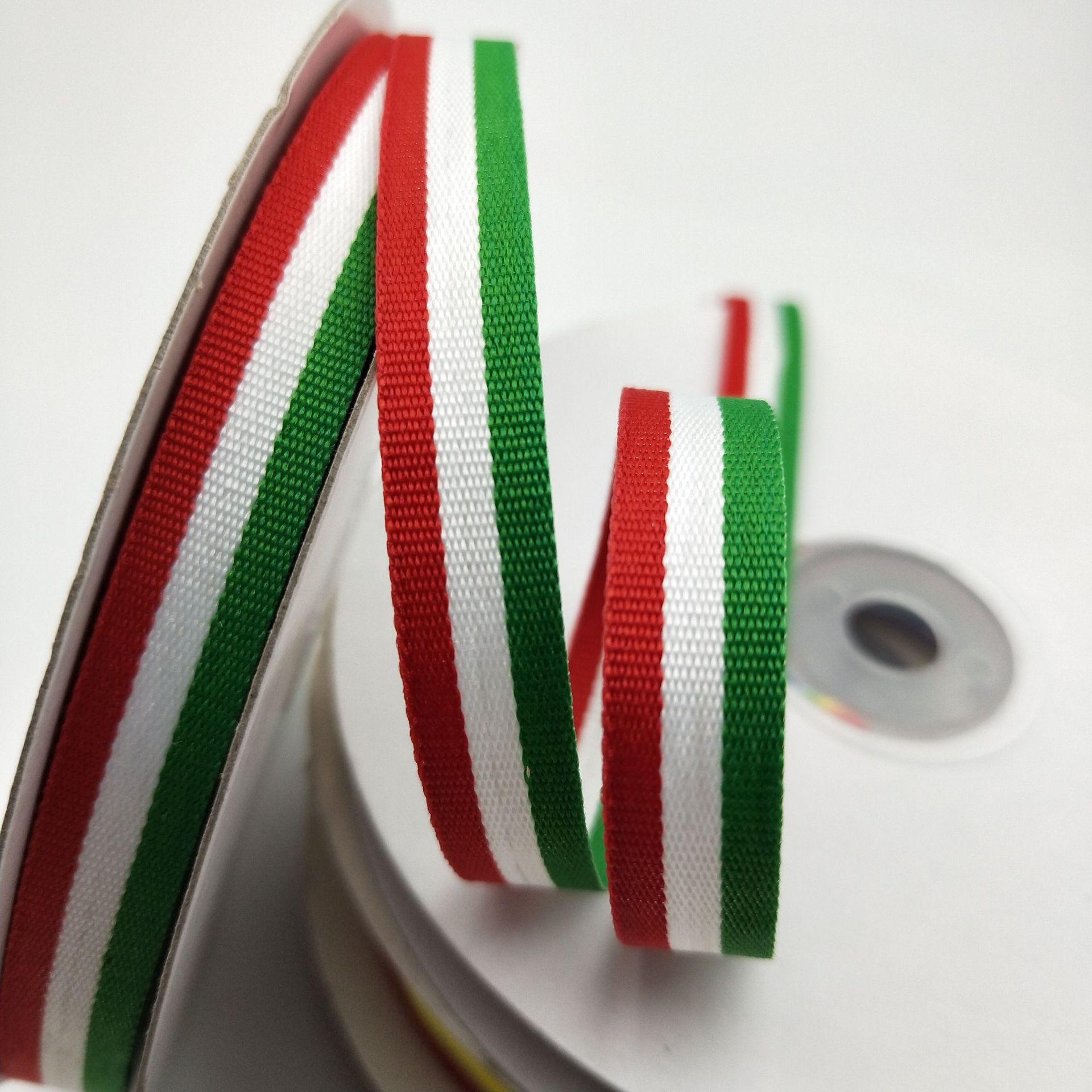 Un gran número de en stock de color rojo, blanco y azul a rayas banda de medalla cinta de color mezclado ropa zapatos y sombreros accesorios de bricolaje cinta de tres colores