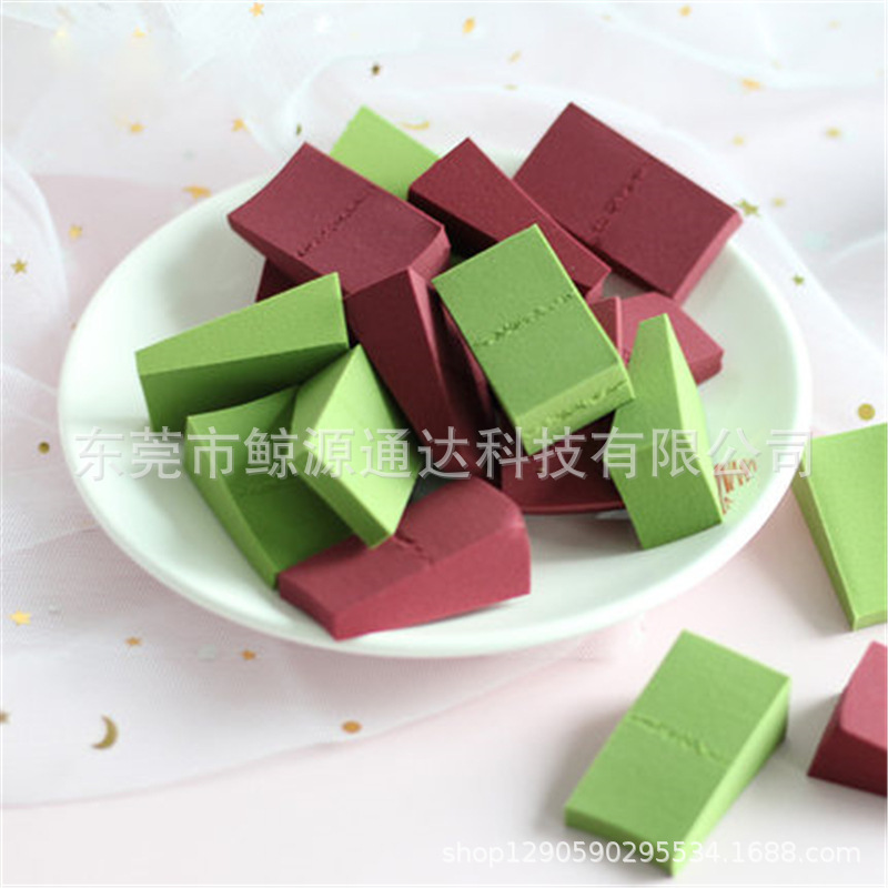 Esponja de maquillaje triangular pequeña de gel floral, desechable, de doble uso, para maquillaje seco y húmedo.