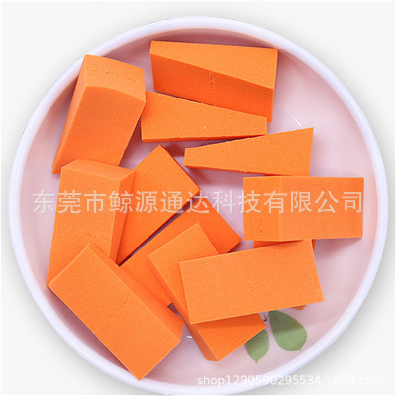 Esponja de maquillaje triangular pequeña de gel floral, desechable, de doble uso, para maquillaje seco y húmedo.