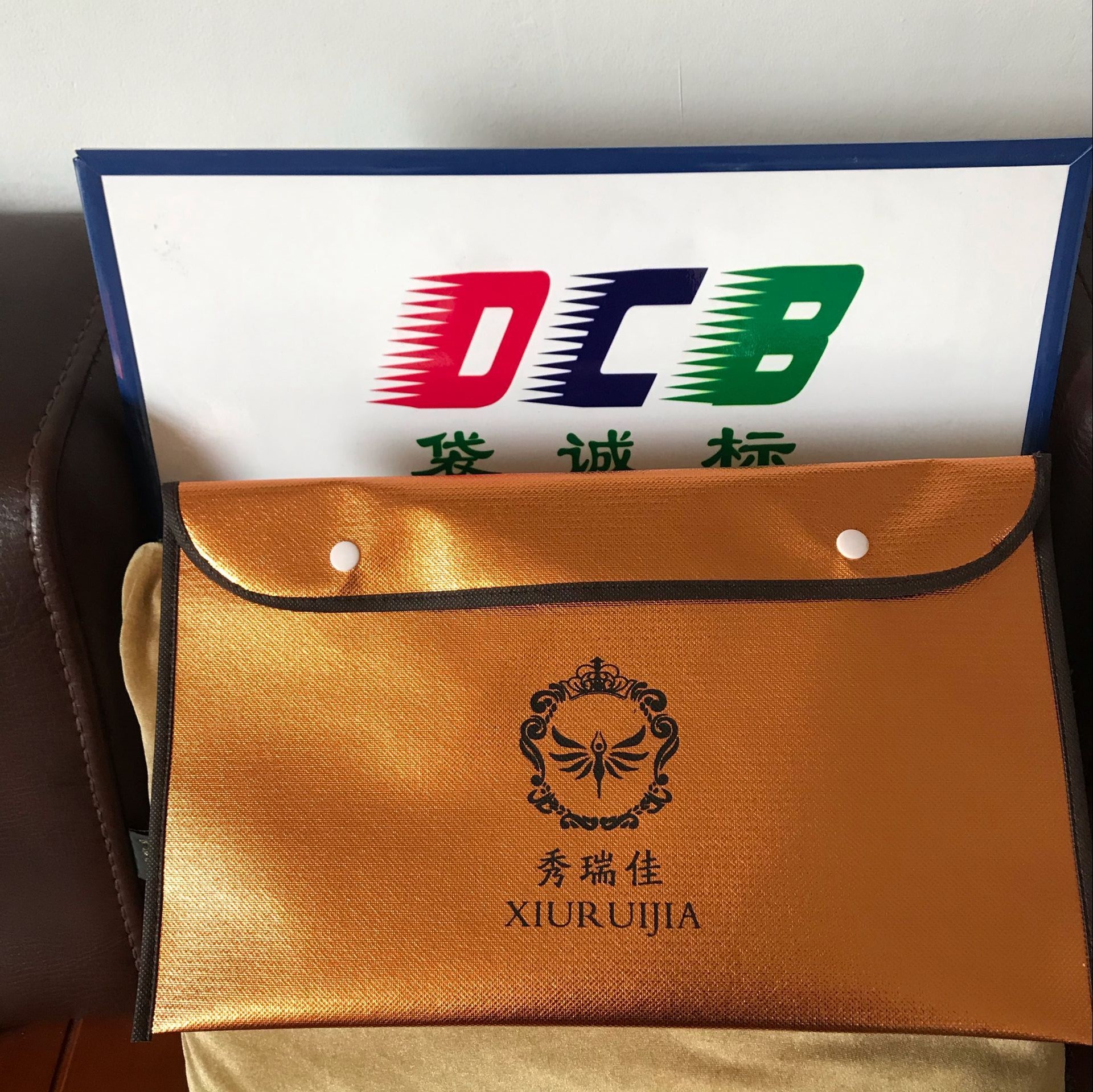 深圳无纺布袋环保袋针孔文复膜手提袋翻盖按扣热压服装内衣腹膜袋