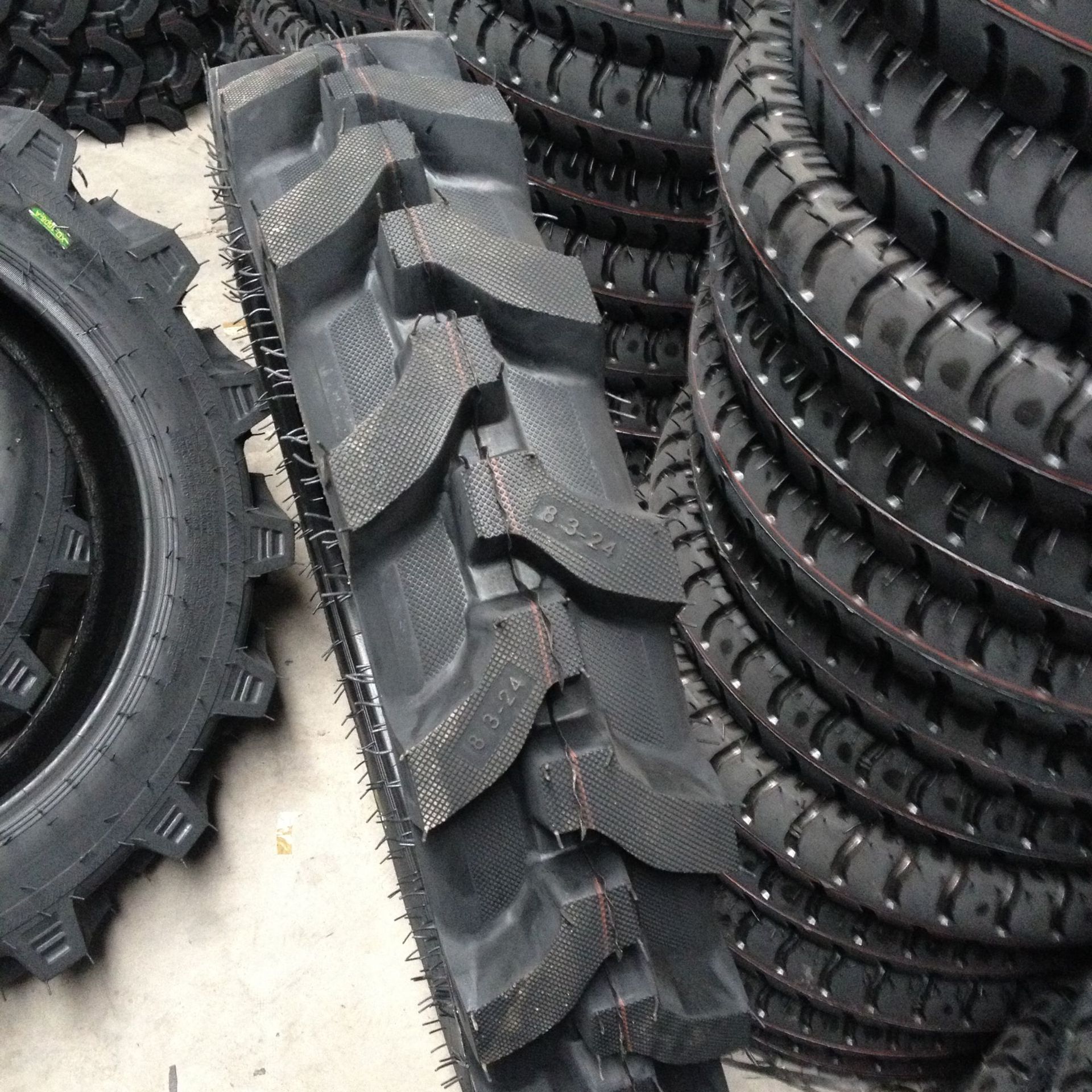 14.9-26 人字花纹拖拉机专用轮胎  大量批发 优质耐磨14.9-26人字