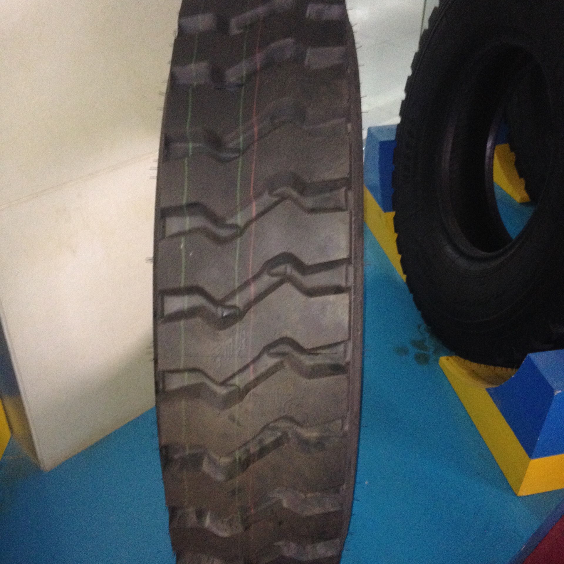 900R20钢丝胎 两块矿山花纹 抗撕裂耐磨性高 载重卡车钢丝轮胎