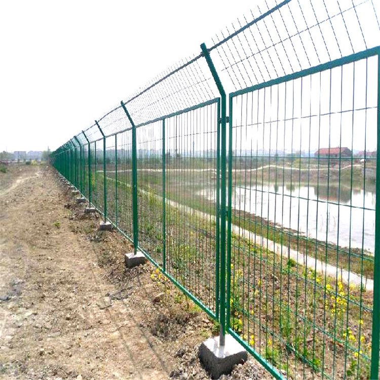 高速公路隔离栅铁格栅网围墙栅栏网涂塑刺钢丝隔离栅 工厂自营