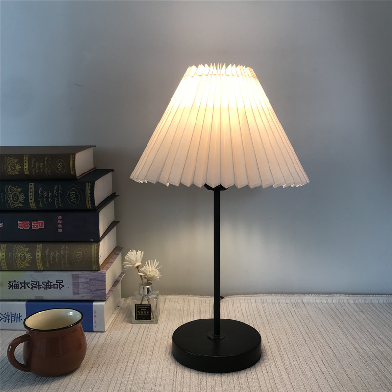 Transfronteriza en stock Corea Del Sur de la vendimia de tela plisada pantalla creativa KD lámpara de mesa accesorios DIY Shell 24CM
