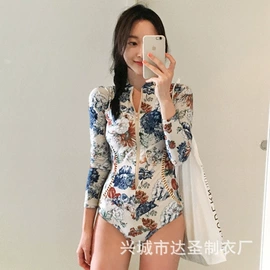 比基尼;连体泳衣;潜水服