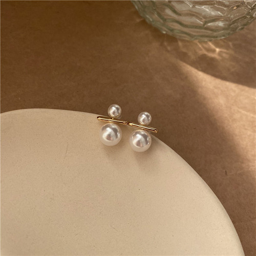 Simple temperament, versatile size pearl earrings, Korean retro French gentle earrings, women's cold style earrings