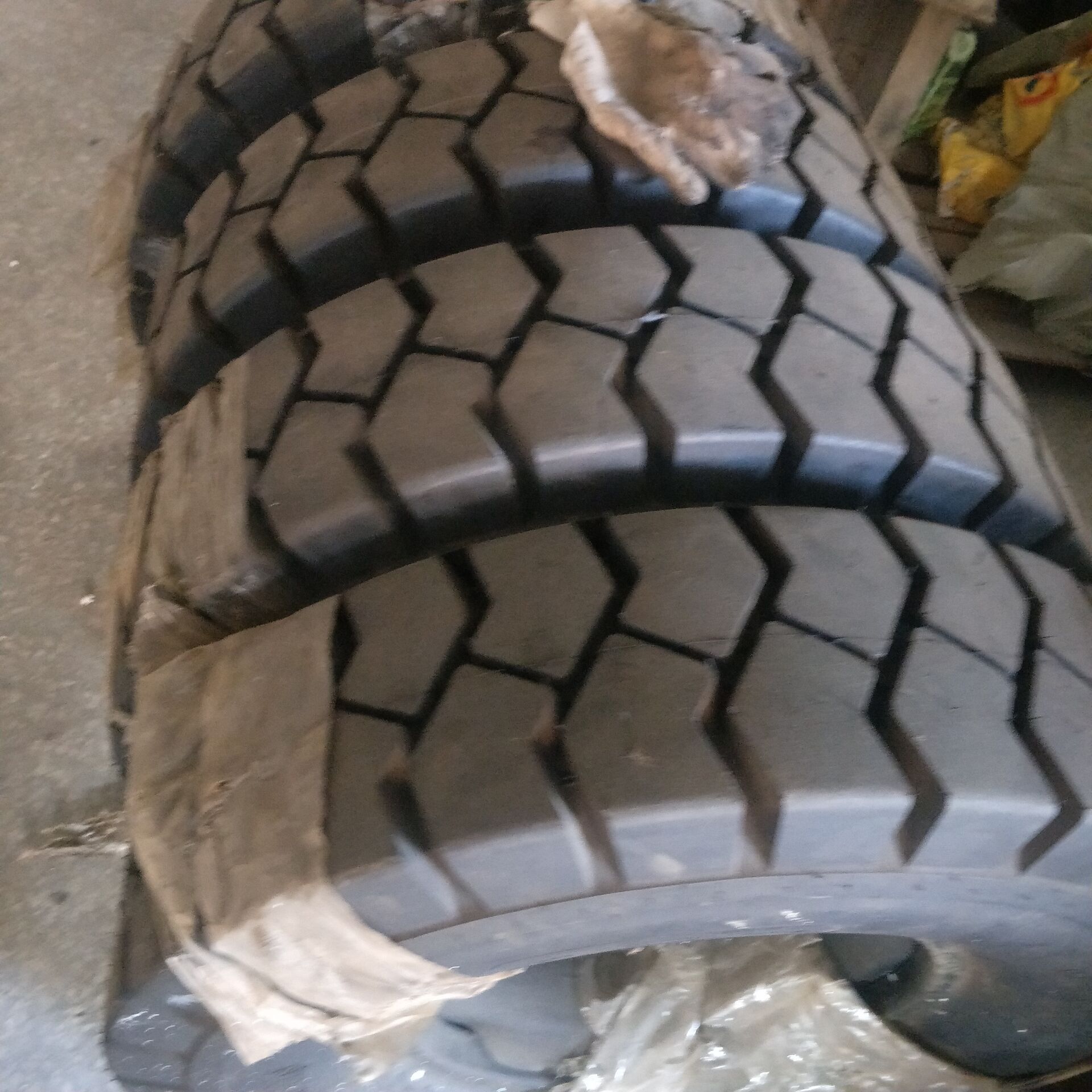 出口载重子午线轮胎	1100R-20/18