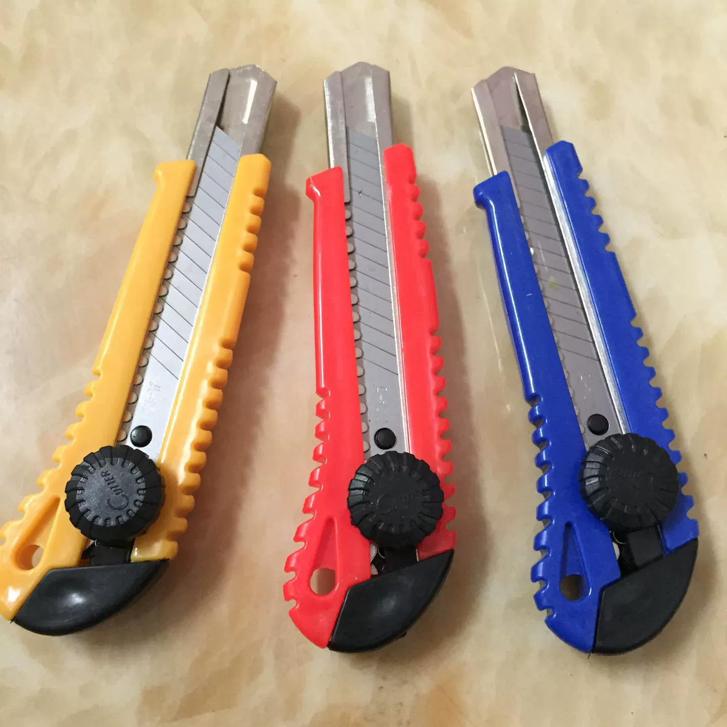 [Бутик художественного ножа] Спираль замок большой держатель ножа искусства 18 мм обои нож резак коробка открывалка