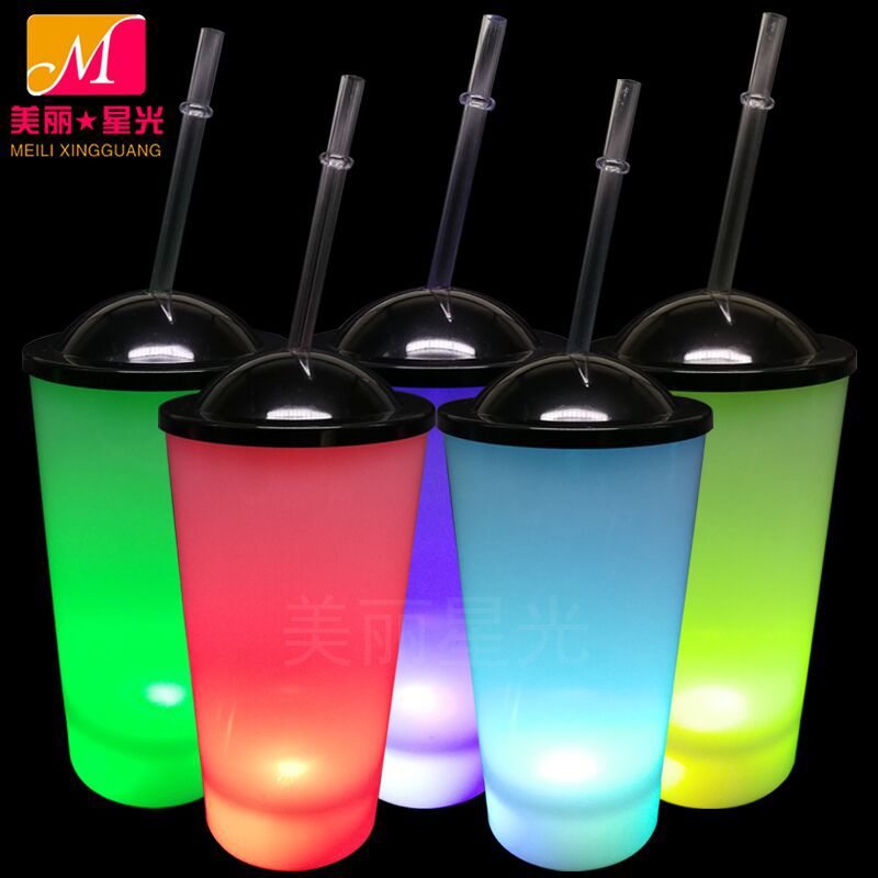 Venta al por mayor nueva taza luminosa led de grado alimenticio de plástico con tapa de paja taza de paja luminosa de una sola capa con logotipo impreso