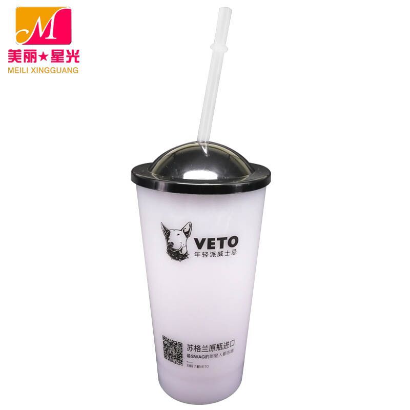 Venta al por mayor nueva taza luminosa led de grado alimenticio de plástico con tapa de paja taza de paja luminosa de una sola capa con logotipo impreso