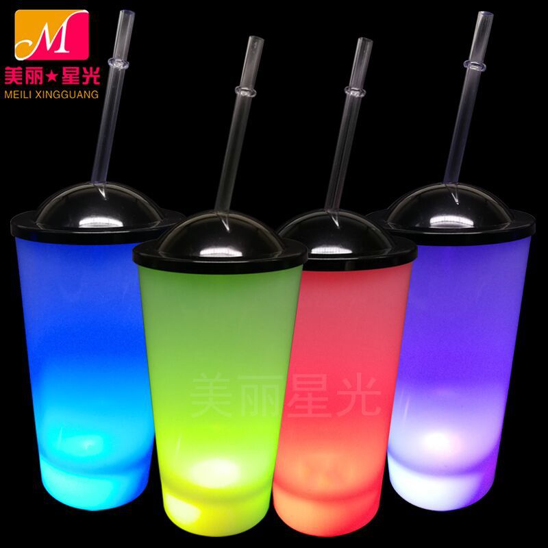Venta al por mayor nueva taza luminosa led de grado alimenticio de plástico con tapa de paja taza de paja luminosa de una sola capa con logotipo impreso