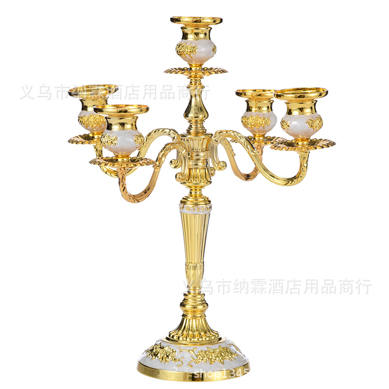 Tres cabezas de cinco cabezas de bronce antiguo de metal de gama alta de aleación Europea candelabro hogar Hotel KTV Estilo clásico