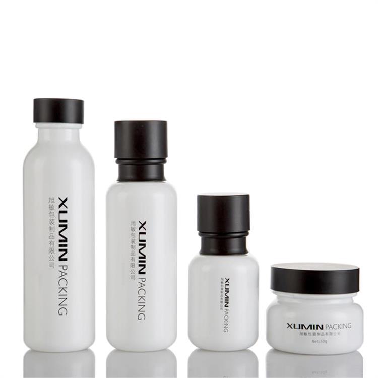En stock traje de vidrio cosmético blanco mate crema botella vacía loción prensa botella Xumin material de embalaje